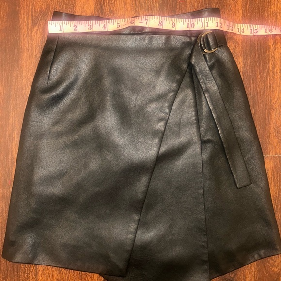 BCBG Maxazria Yulissa Skirt Womens XXS Faux Leather Buckle Wrap Busted Seam - Picture 11 of 11